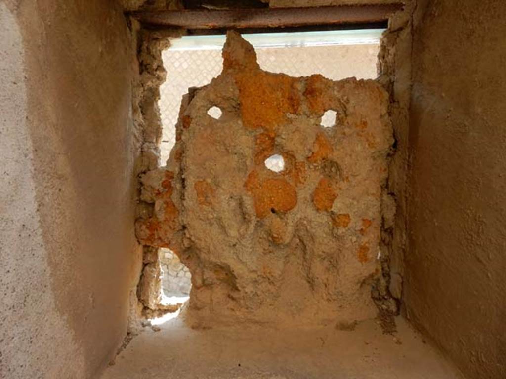III.16, Herculaneum, May 2018. Room 2, detail of window in east wall. Photo courtesy of Buzz Ferebee
